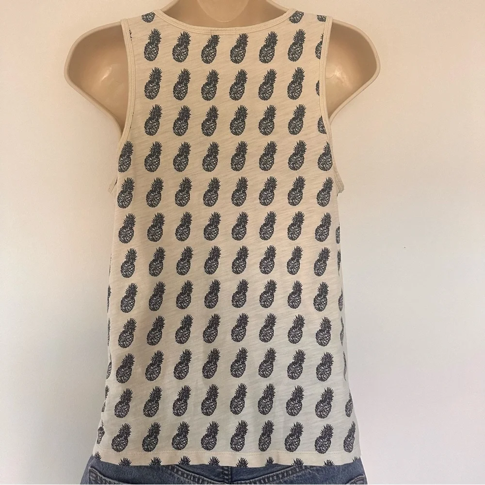 Women’s J. Crew Cream and Navy Blue Pineapple Cotton Tank Top Pocket Size XS